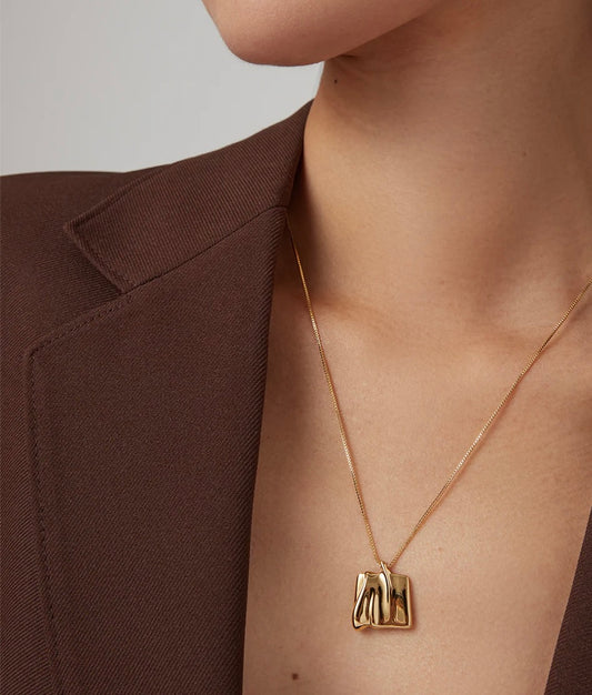 Petit collier pendentif Sundra Dessiné par une Artiste Ontarienne