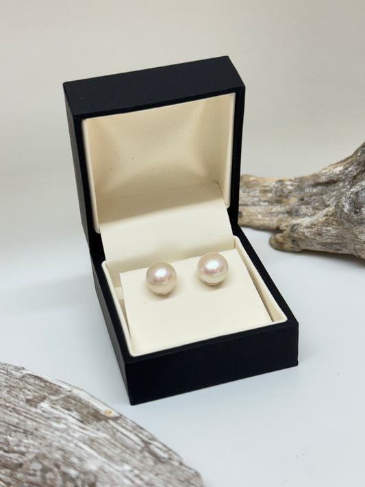 Boucles D’oreilles Perles Blanches fait mains à Montréal Caroline Savoie Boucles D’oreilles Perles Blanches