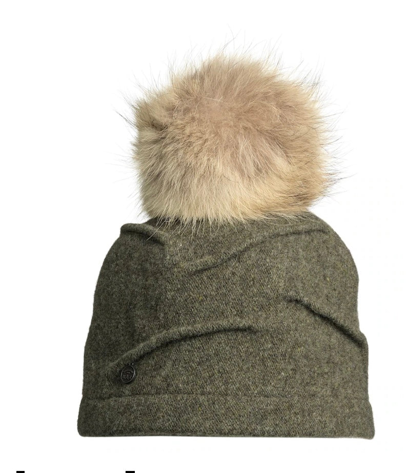 CLARETA OLIVE - CANADIAN HAT BONNET PLISSÉ AVEC POMPON EN FOURRURE RECYCLÉE