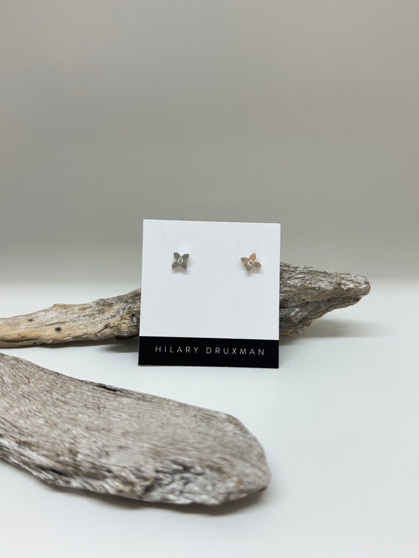 Boucles d'oreilles fleur stud Earrings, faites à la main à Winnipeg par Hilary Druxman. 28E2.4