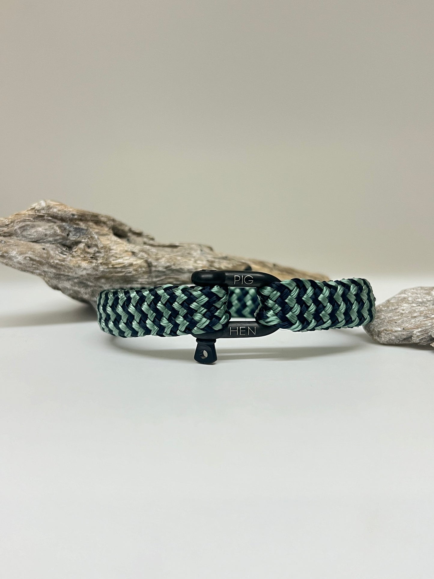 <p>Bracelet Gorgeous Georges, Navy Atlas Green Black Amsterdam, Pig&Hen Gorgeous George</p> <p> </p>