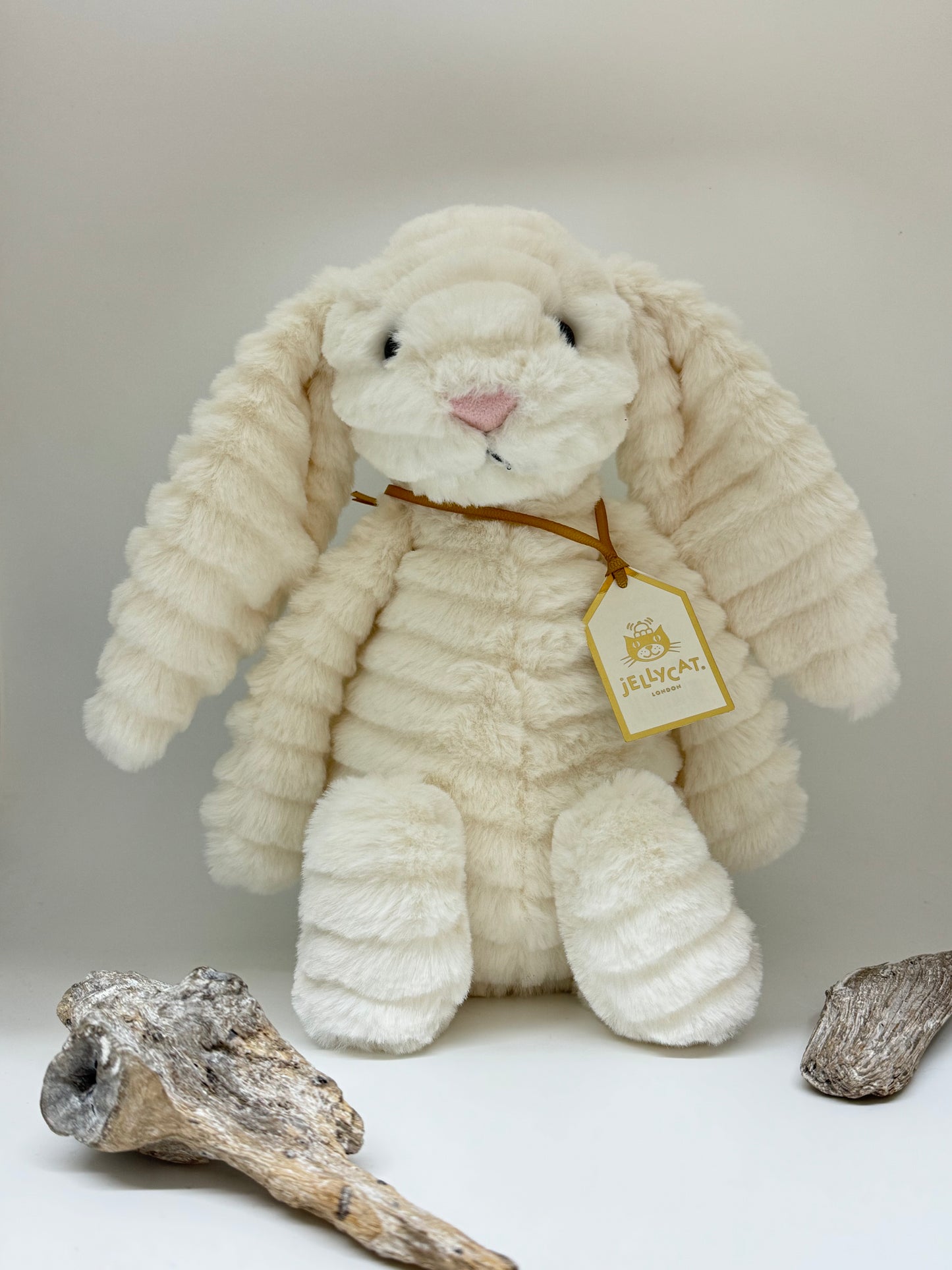 Nimbus le lapin de luxe timide peluche dessinée à Londres Nimbus le lapin de luxe timide peluche dessinée à Londres BAS3NIM