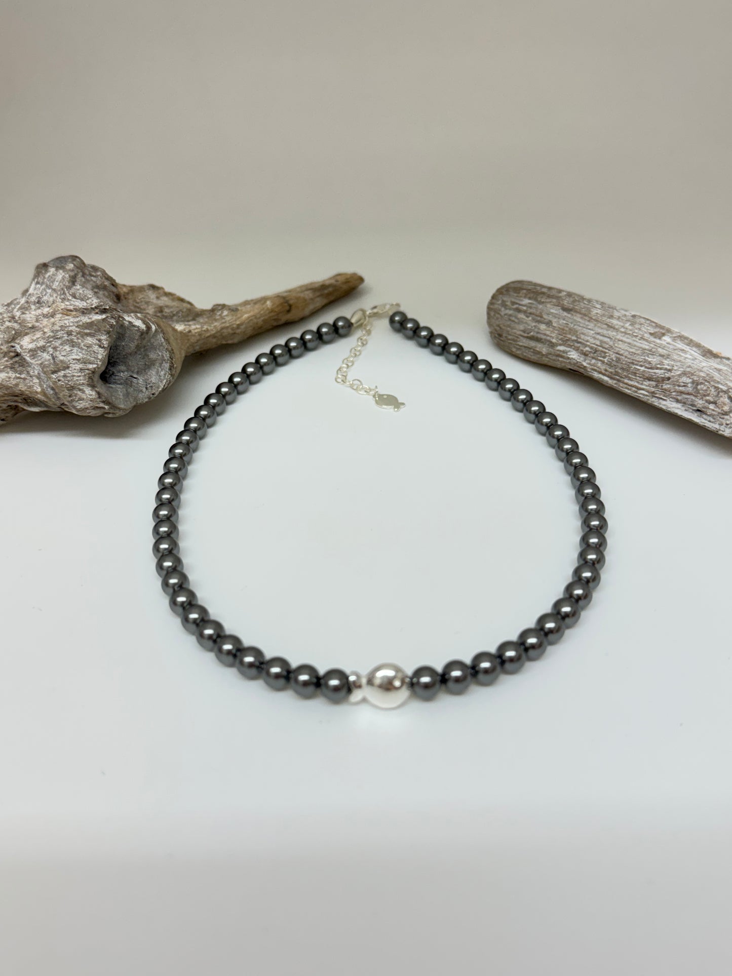 Collier en perles de nacre Gris foncé argent sterling Clio Blue Fabriqué à la main à Paris en France Clio Blue 11AT2442GF