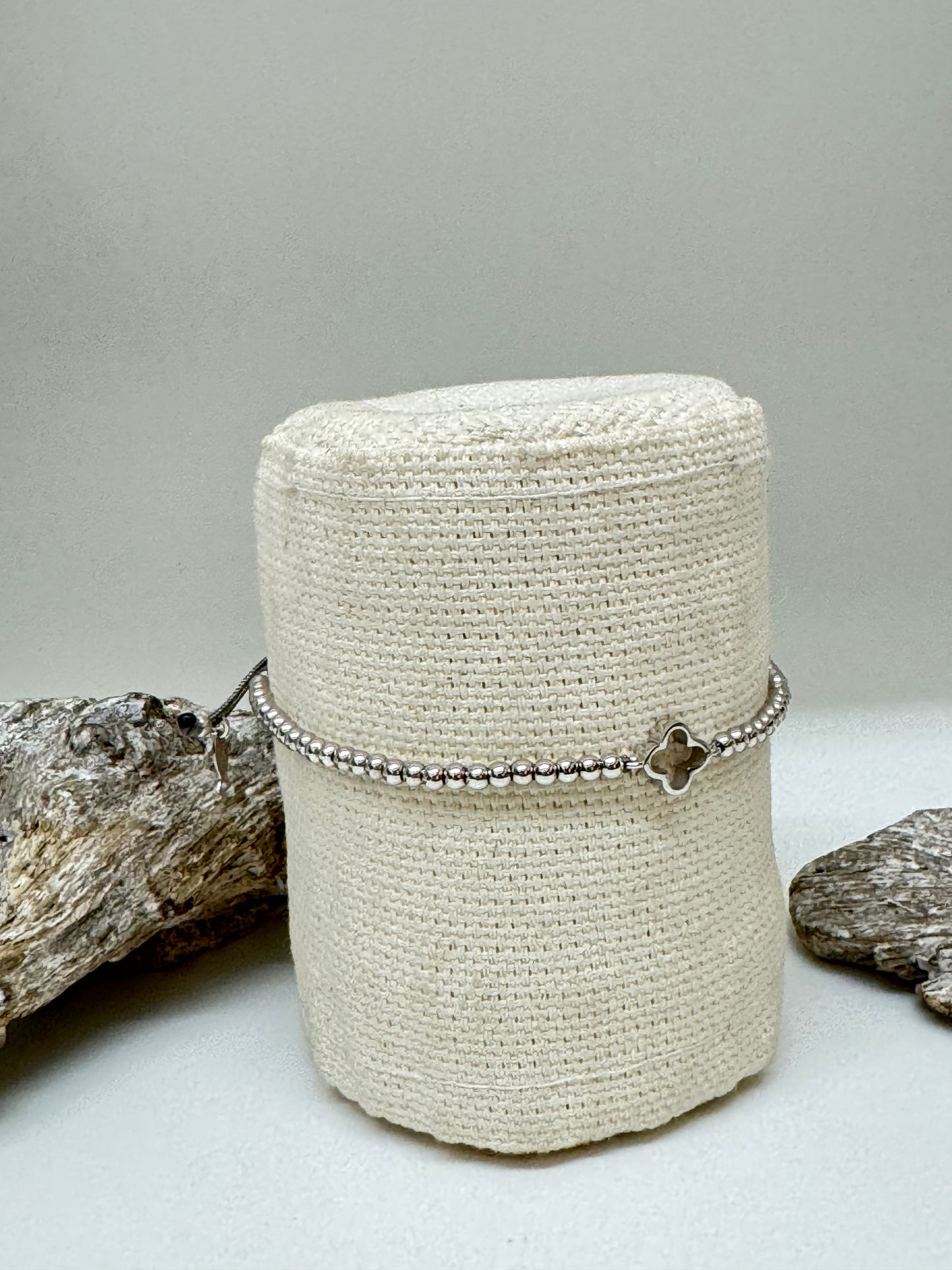 Bracelet Trèfle et billes Argent 925 sur cordon gris Kurshuni Bracelet Trèfle et billes Argent 925 sur cordon gris KR586-4t