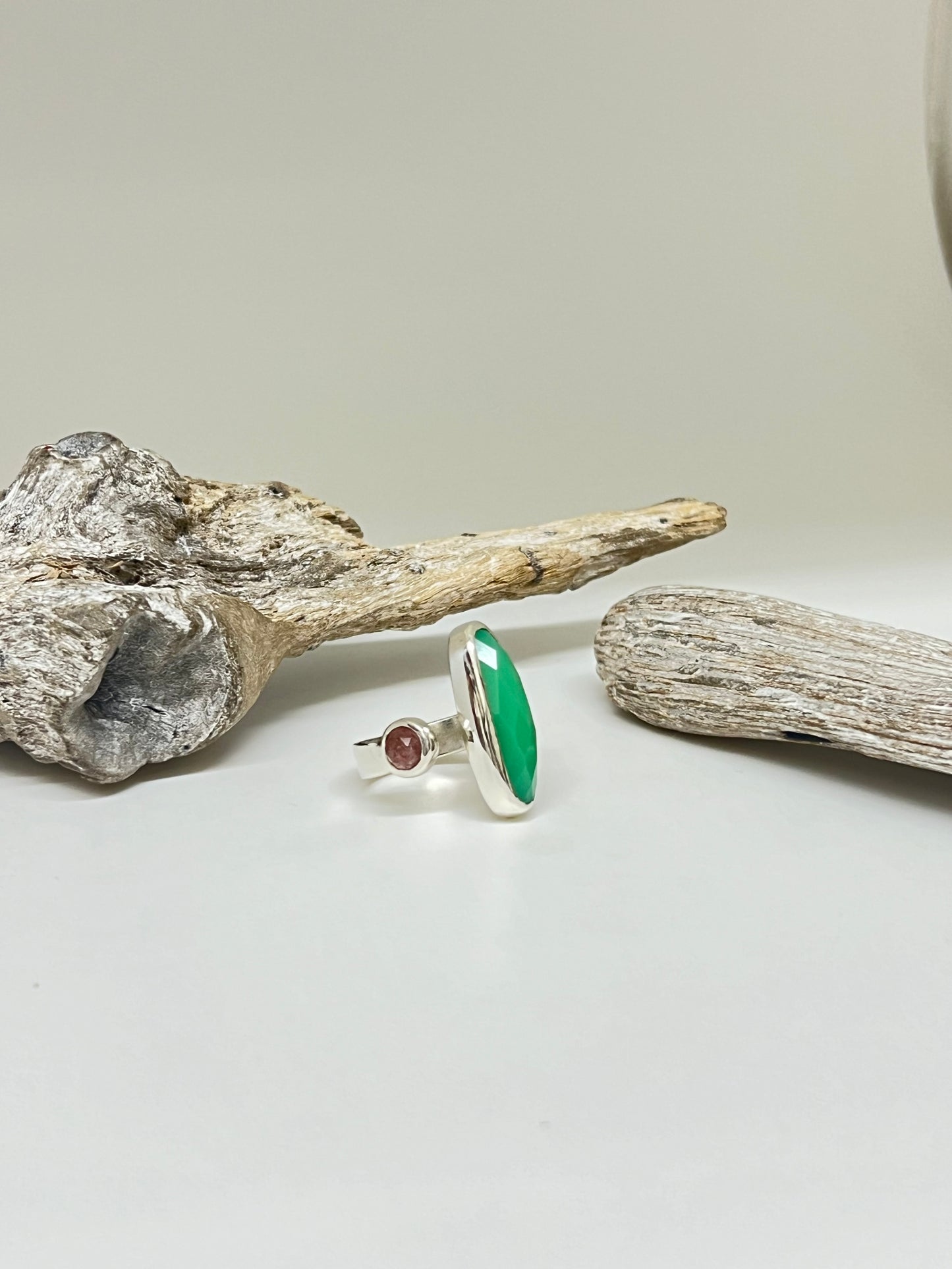 Colorée - Bague ouverte avec chrysoprase verte et quartz Véronique Roy