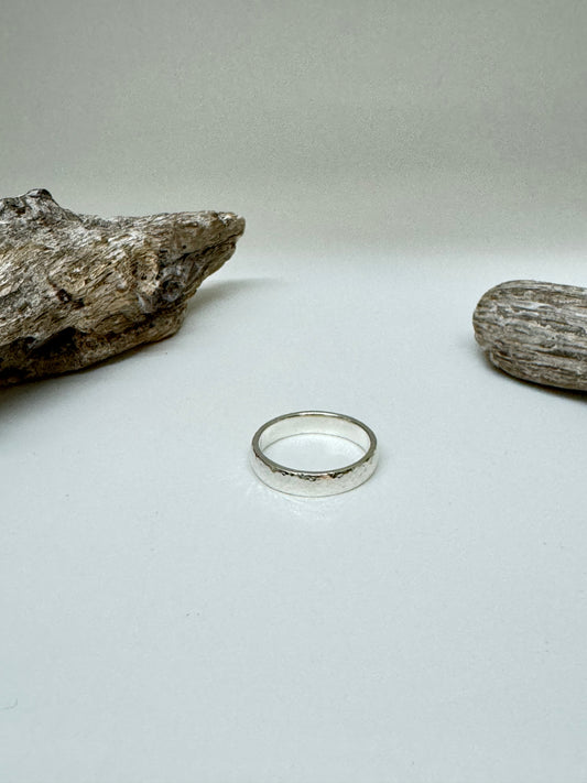 Bague Fine hammer Argent 925 recyclé Fait en Outaouais Alliance W Jewellery