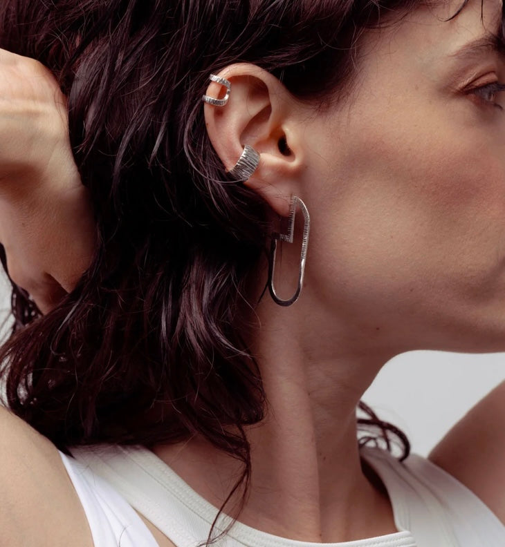 Sinueuse manchette d'oreille pour l'hélix argent sterling Fait mains à Montréal Véronique Roy Sinueuse manchette d'oreille pour l'hélix argent sterling