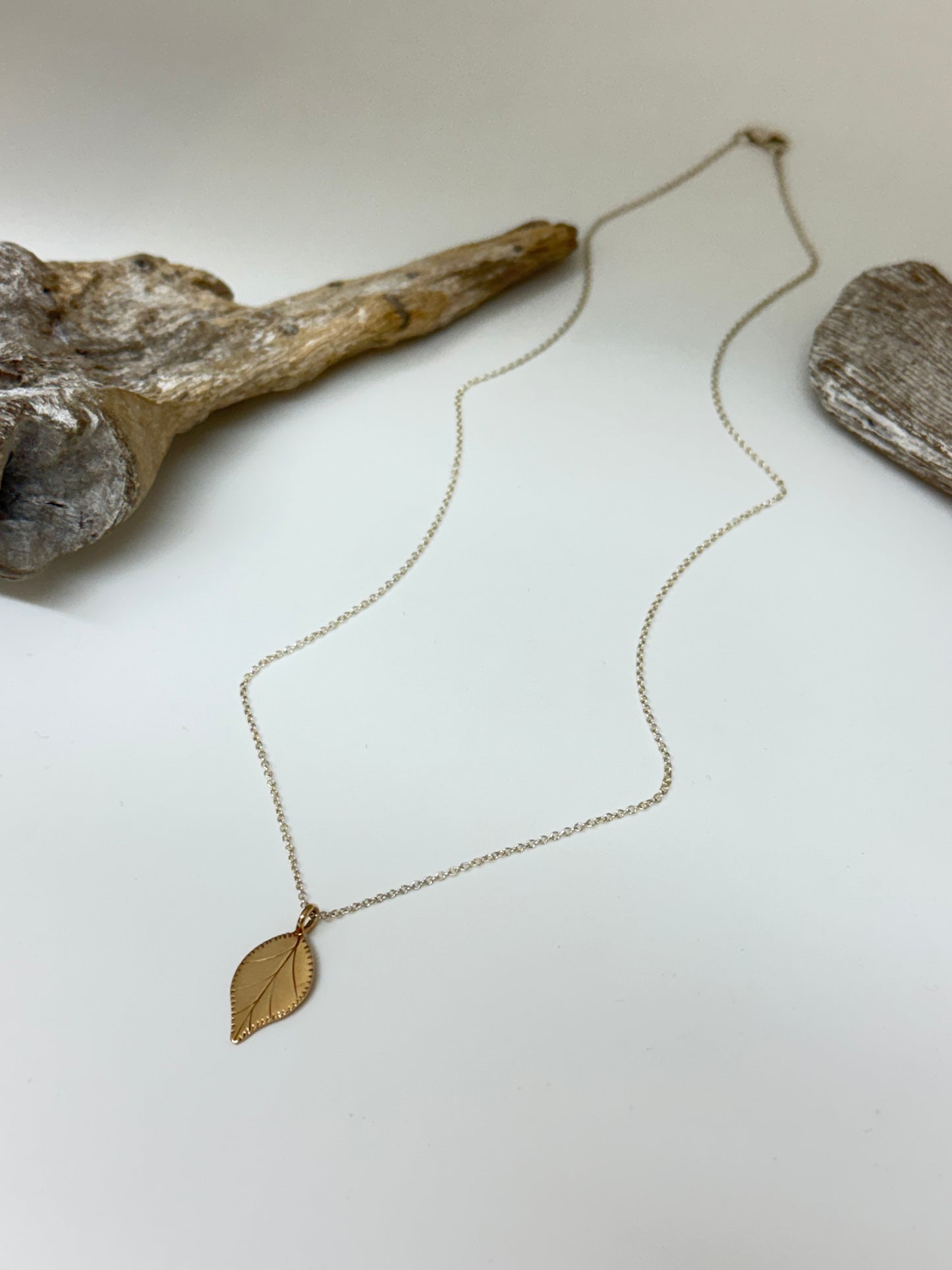 Collier Feuille Or recyclé 14 carats et Argent 925 feuille or W Jewellery