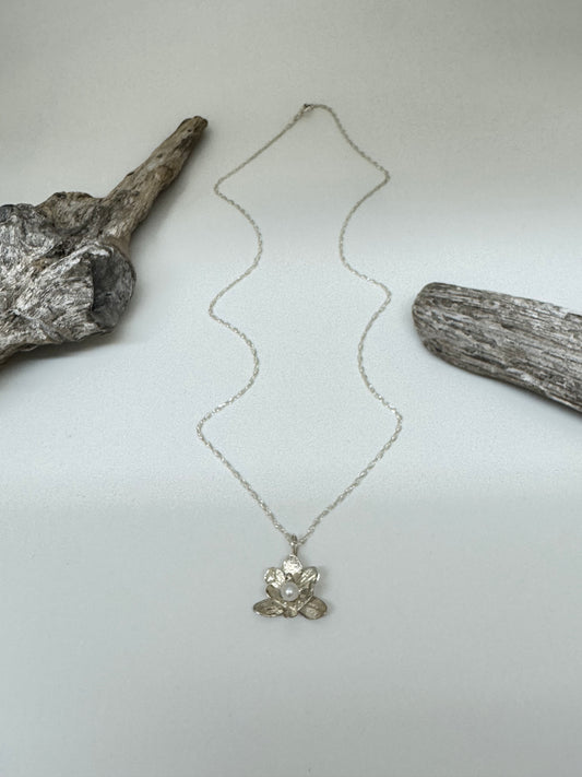 Collier Orchidée Phalaennopsis Amulette par Bénédite Séguin O-P-P-1