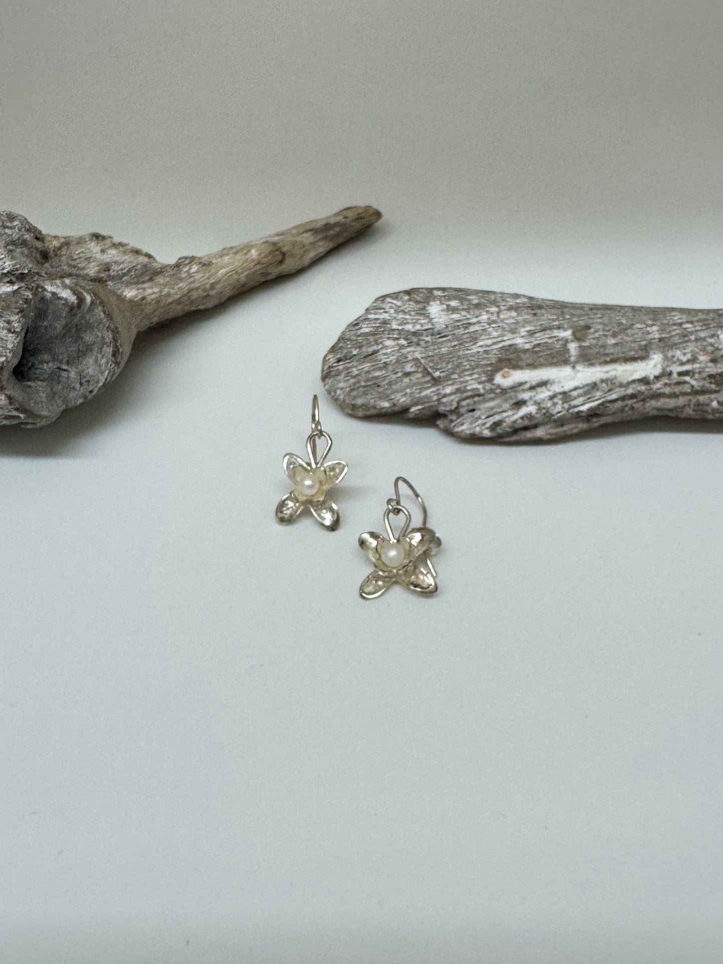 Boucles d'oreille Orchidée Hellébore Argent Amulette par Bénédite Séguin Boucles d'oreille Orchidée Hellébore