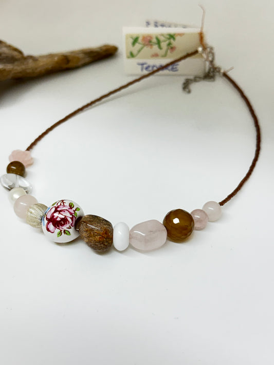 Collier Tendre semi-précieuse et porcelaine Fait main à Montréal