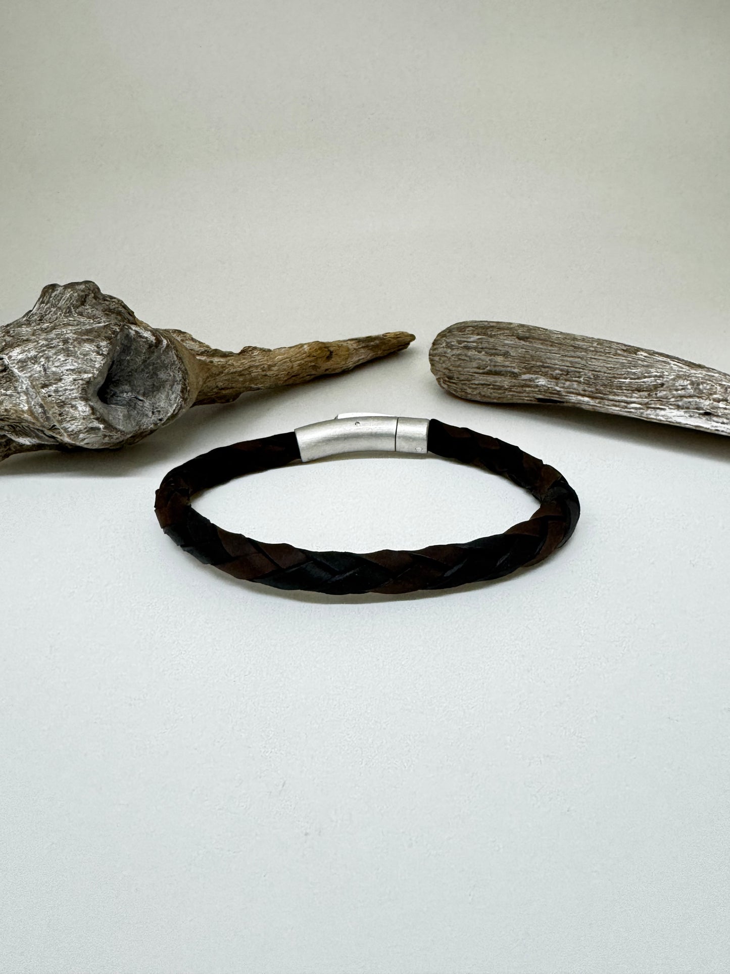 Bracelet tressé noir et brun dessiné à Montréal Arz Steel AS-B509