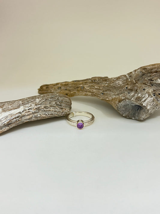 Bague Calm Argent-Améthyste Dessiné par Naomi Traimer de Toronto