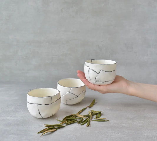 De Blanc et Noir - Bol à thé en Porcelaine façonné à la main à Morin-Heights Atelier G par Gréta De Blanc et Noir - Bol à thé