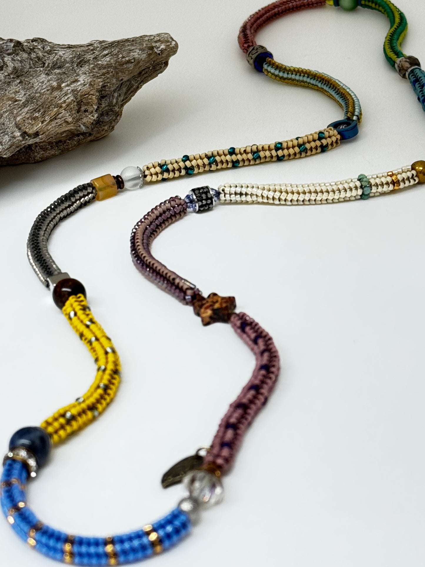Collier Multi couleurs Perles de Myuki 21 pouces fait à Montréal Hélène Gagnon Multi couleurs Myuki