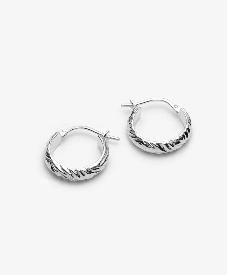 Frida anneaux texturé argent Fait mains à Montréal Véronique Roy Frida anneaux texturé argent