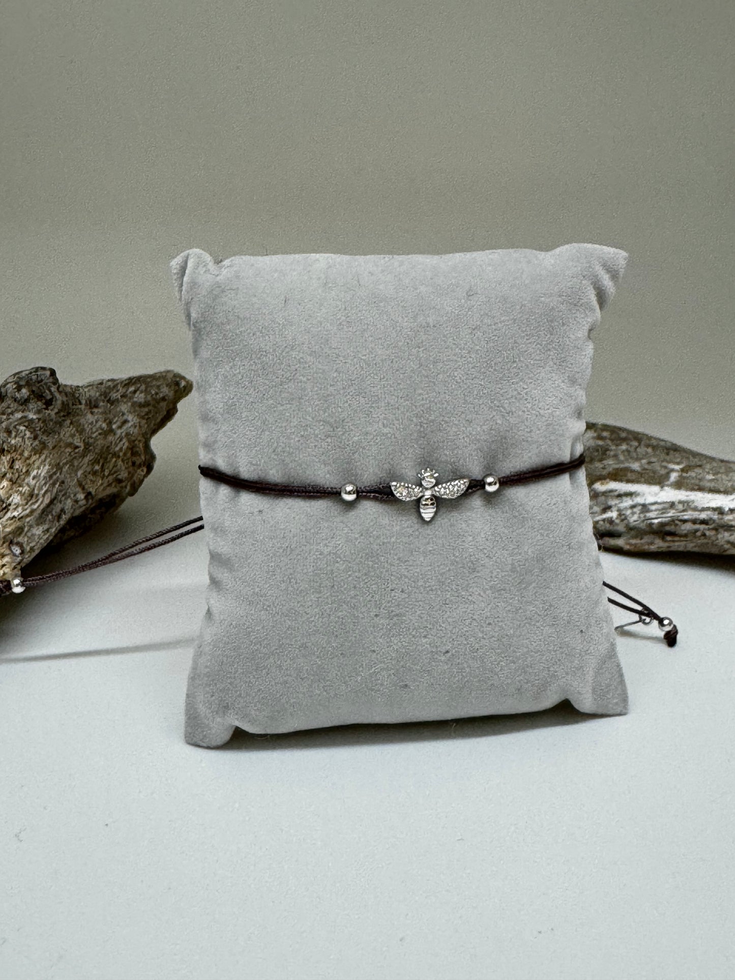 Bracelet Abeille Argent 925 sur cordon taupe Kurshuni Bracelet Abeille Argent 925 KR1138-4
