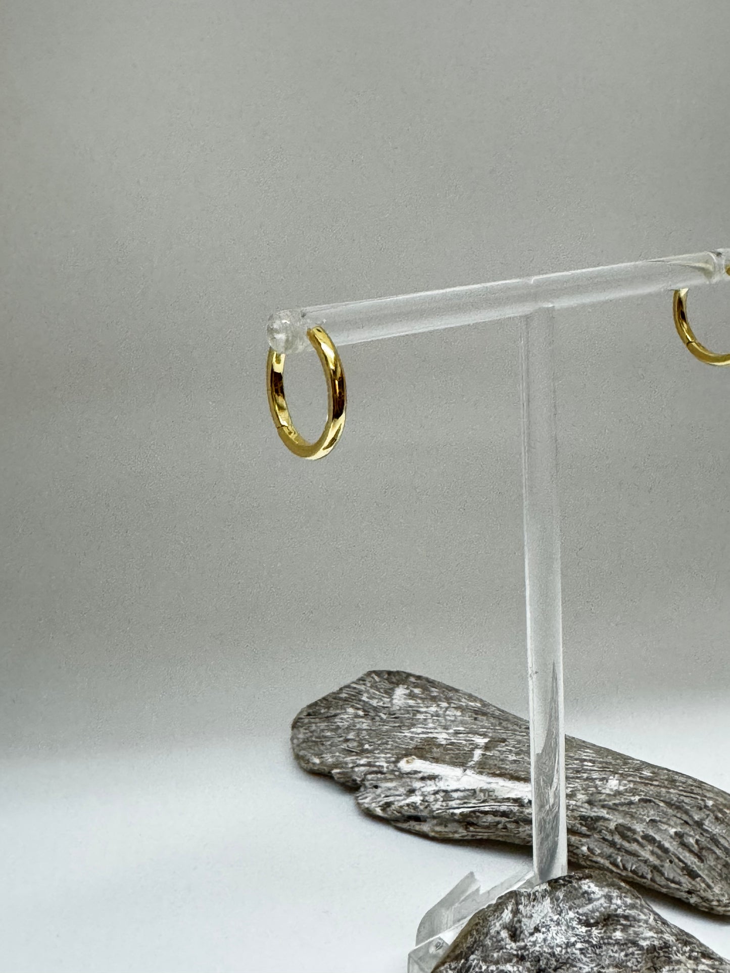 Anneaux style huggies en argent sterling plaqué or 24 carats Kurshuni Anneaux style huggies en argent sterling plaqué or 24 carats KR893-3