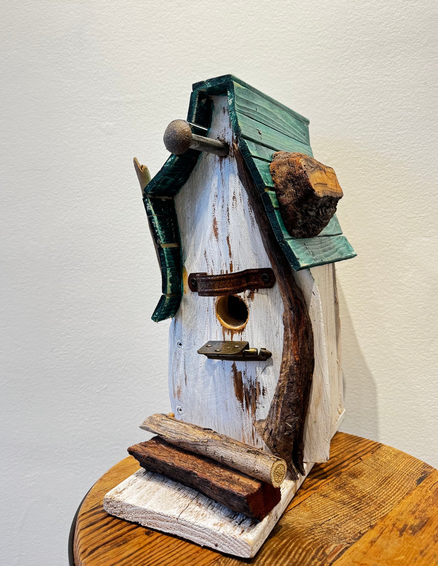 Cabane d'oiseaux blanche et verte fait de bois recyclé Fait mains Bertrand Massé
