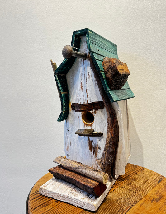 Cabane d'oiseaux blanche et verte fait de bois recyclé Fait mains Bertrand Massé