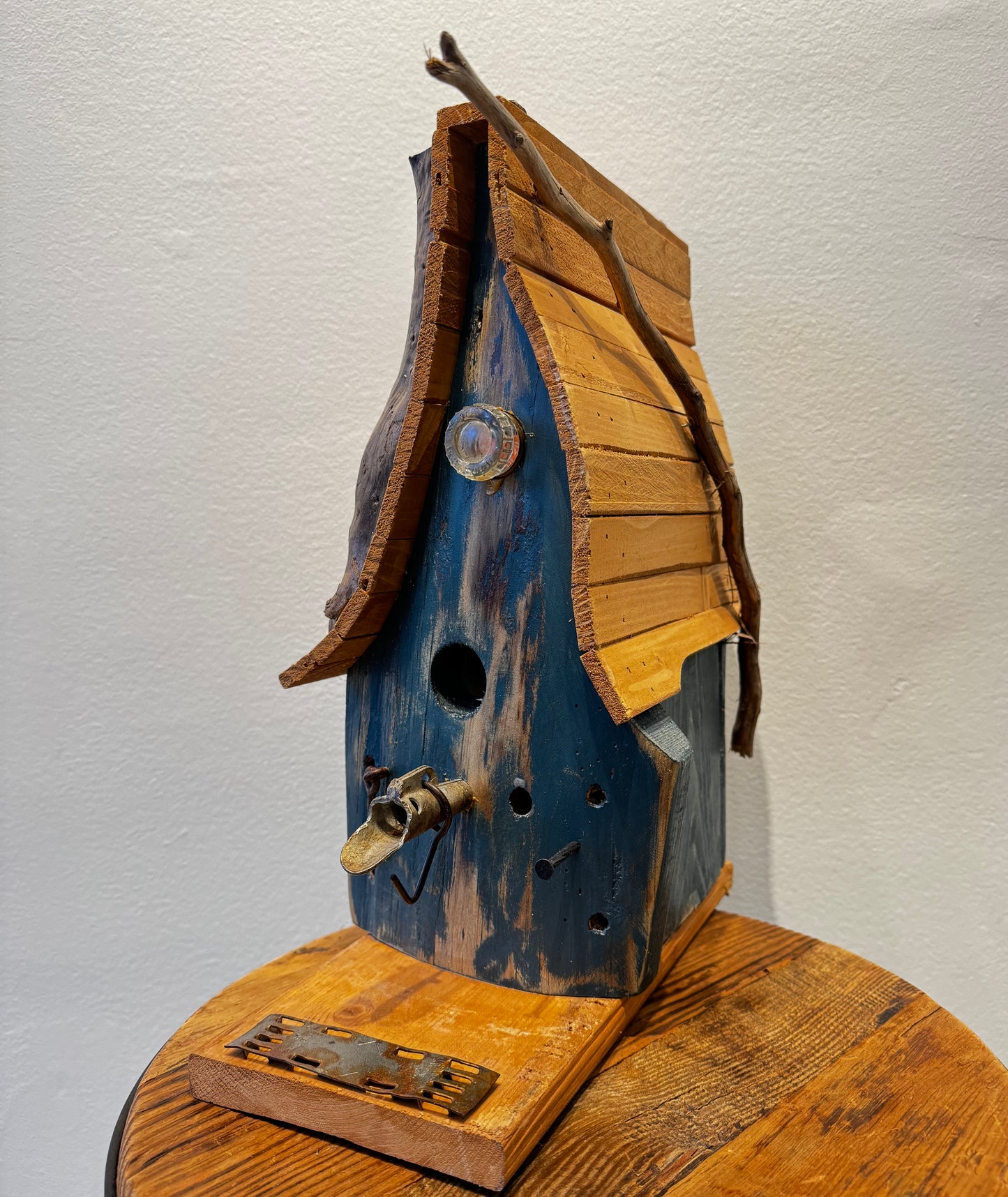 Cabane d'oiseaux bleu et naturelle fait de bois recyclé Fait mains Bertrand Massé Bertrand Massé