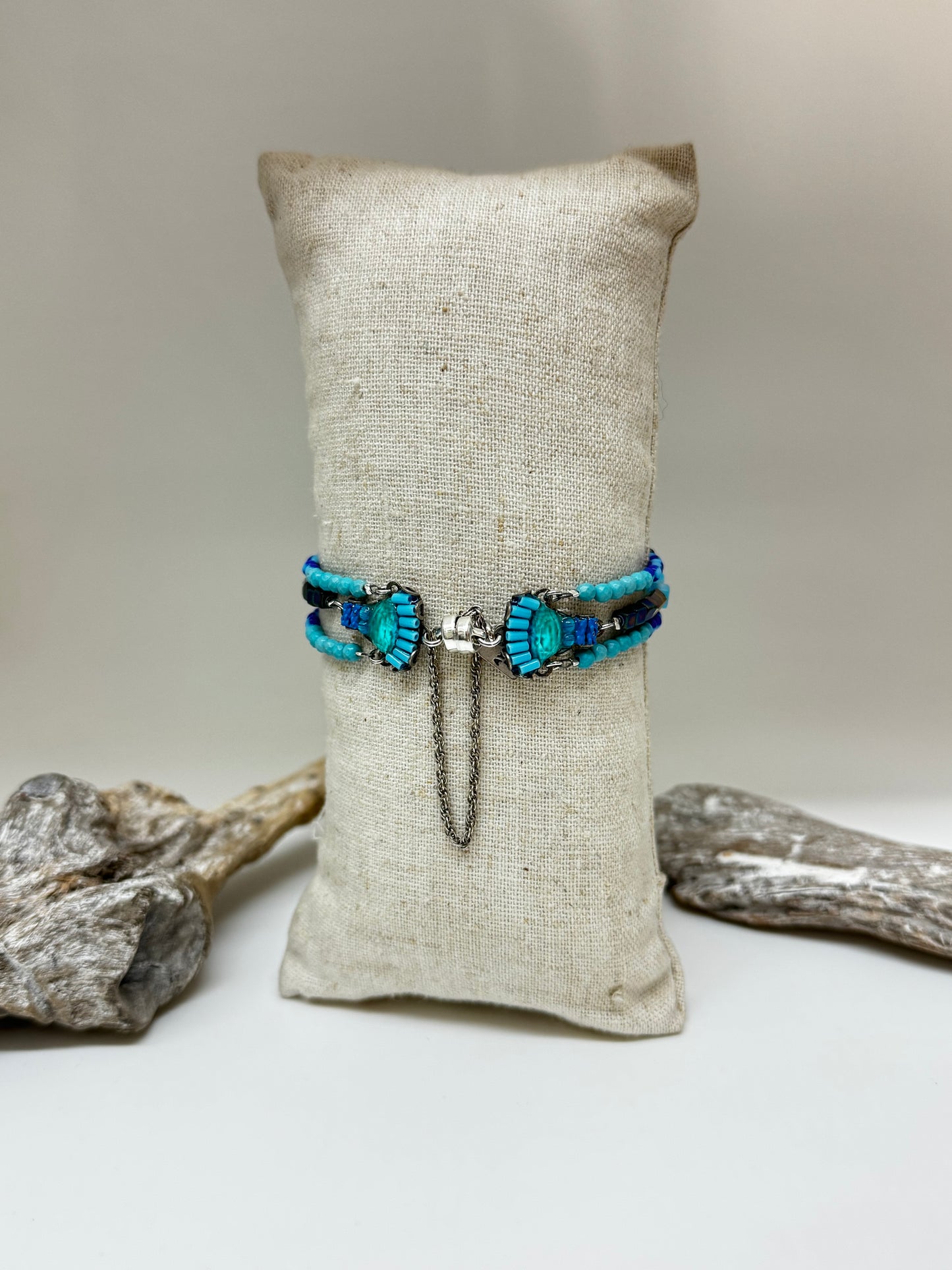 Bracelet Artisanal Bleu Bayou Azure Fabriqué à la main au Moyen Orient AyalaBAR C4093