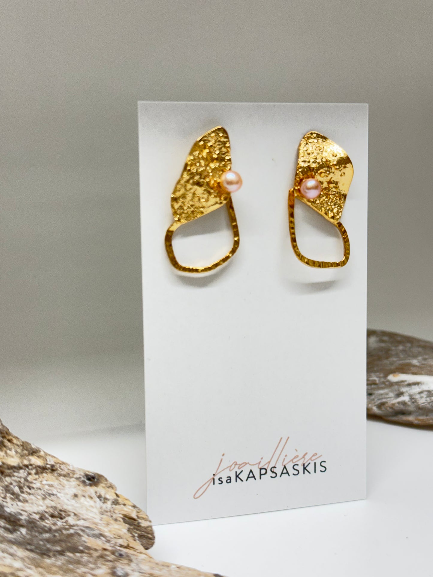 Boucles d'oreilles Maries doré et perle fait mains à Montréal Isabelle Kapsaskis Boucles d'oreilles Maries doré et perle