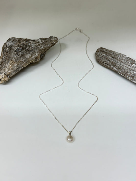 Collier délicat avec perle d'eau douce Courbe - Fait main à Montréal Véronique Roy Courbe