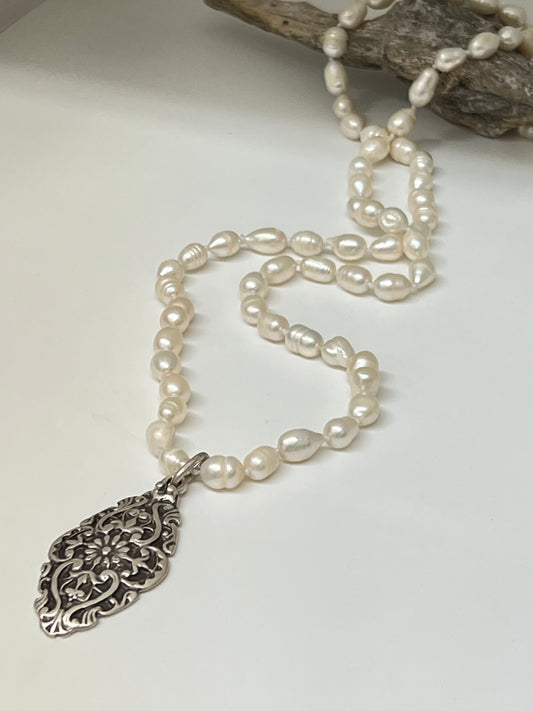 Collier Perles et Zamac dessiné à Montréal Sazzu Collier feuille C588