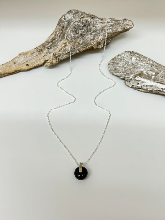 Rhea, collier simple en onyx noir Fait main à Montréal Véronique Roy
