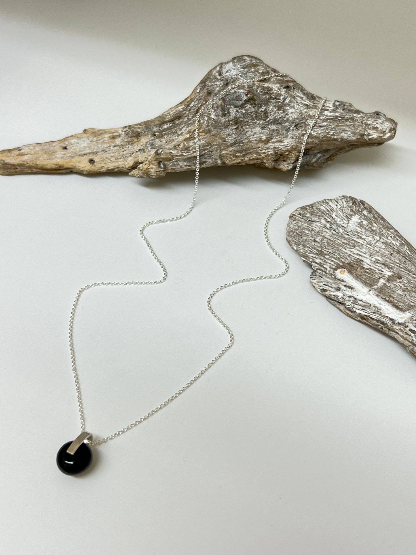 Rhea, collier simple en onyx noir Fait main à Montréal Véronique Roy