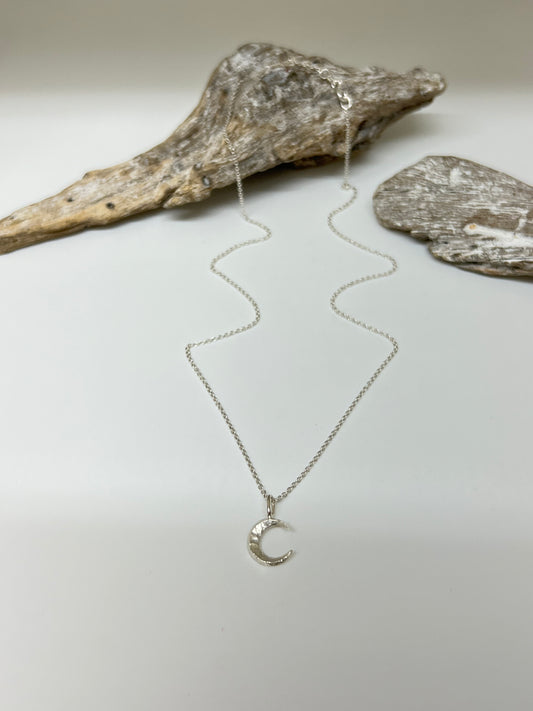 MOON, collier avec une petite breloque lune Fait main à Montréal Véronique Roy