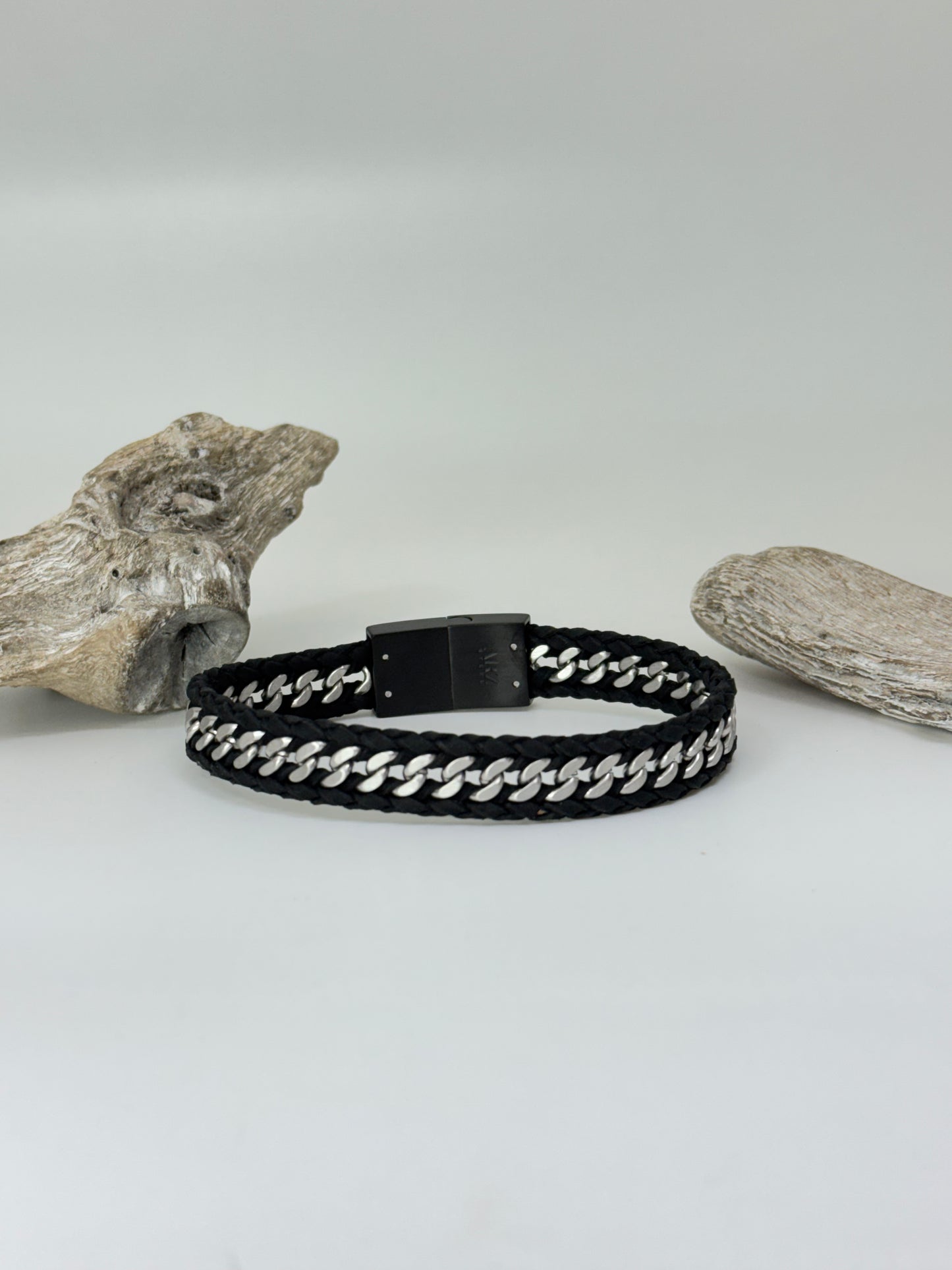 Bracelet Cuir et Acier noir dessiné à Montréal Arz Steel Montréal
AS-B361