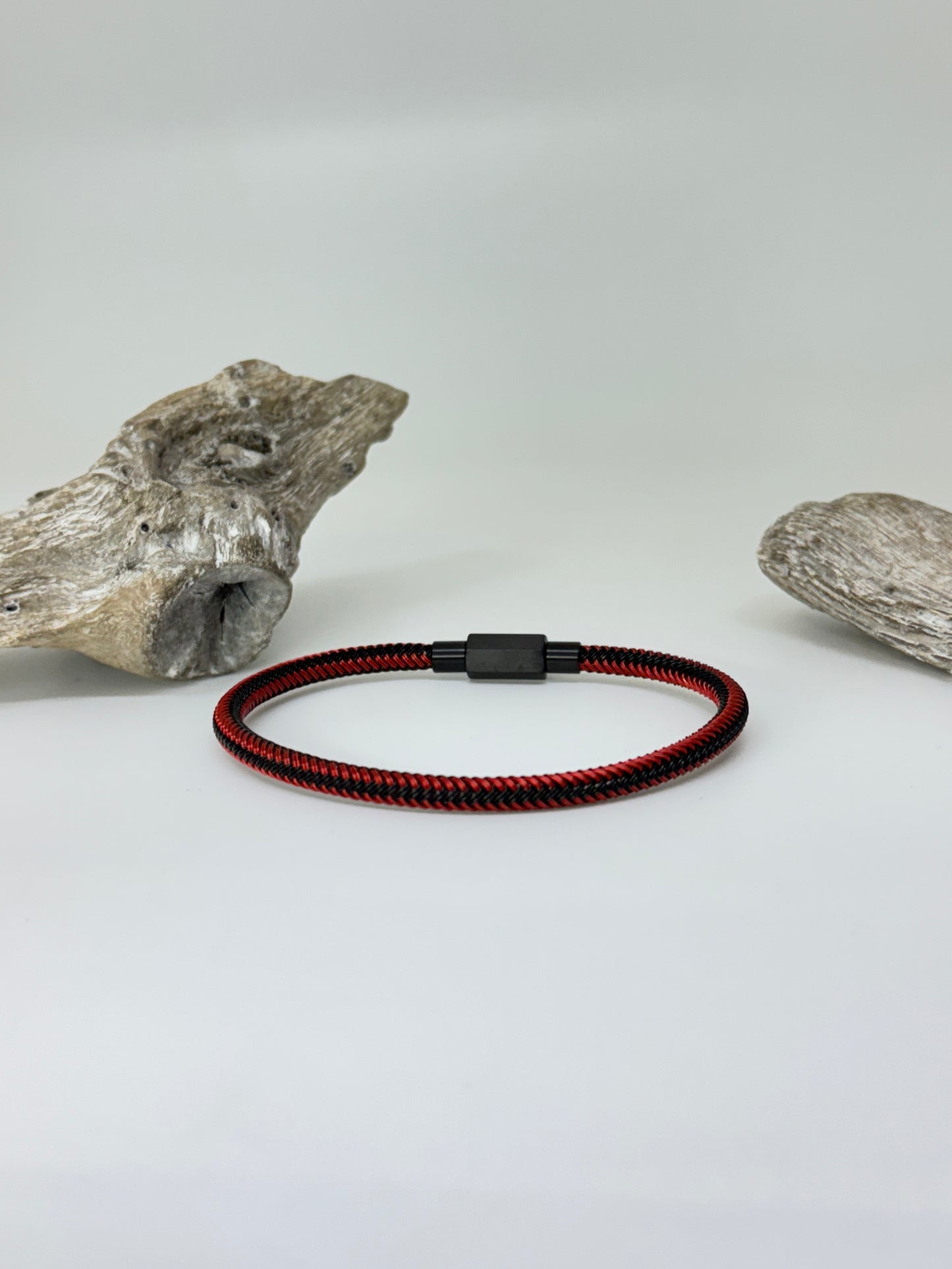 Bracelet Acier Rouge et Noir dessiné à Montréal Arz Steel Montréal
AS-B448RD