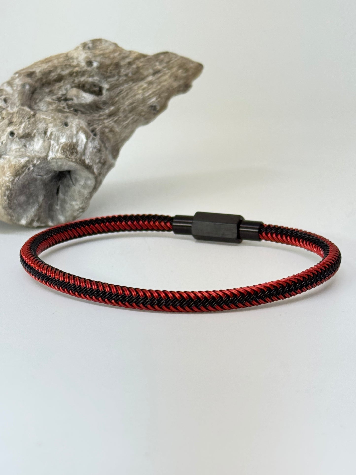 Bracelet Acier Rouge et Noir dessiné à Montréal Arz Steel Montréal
AS-B448RD