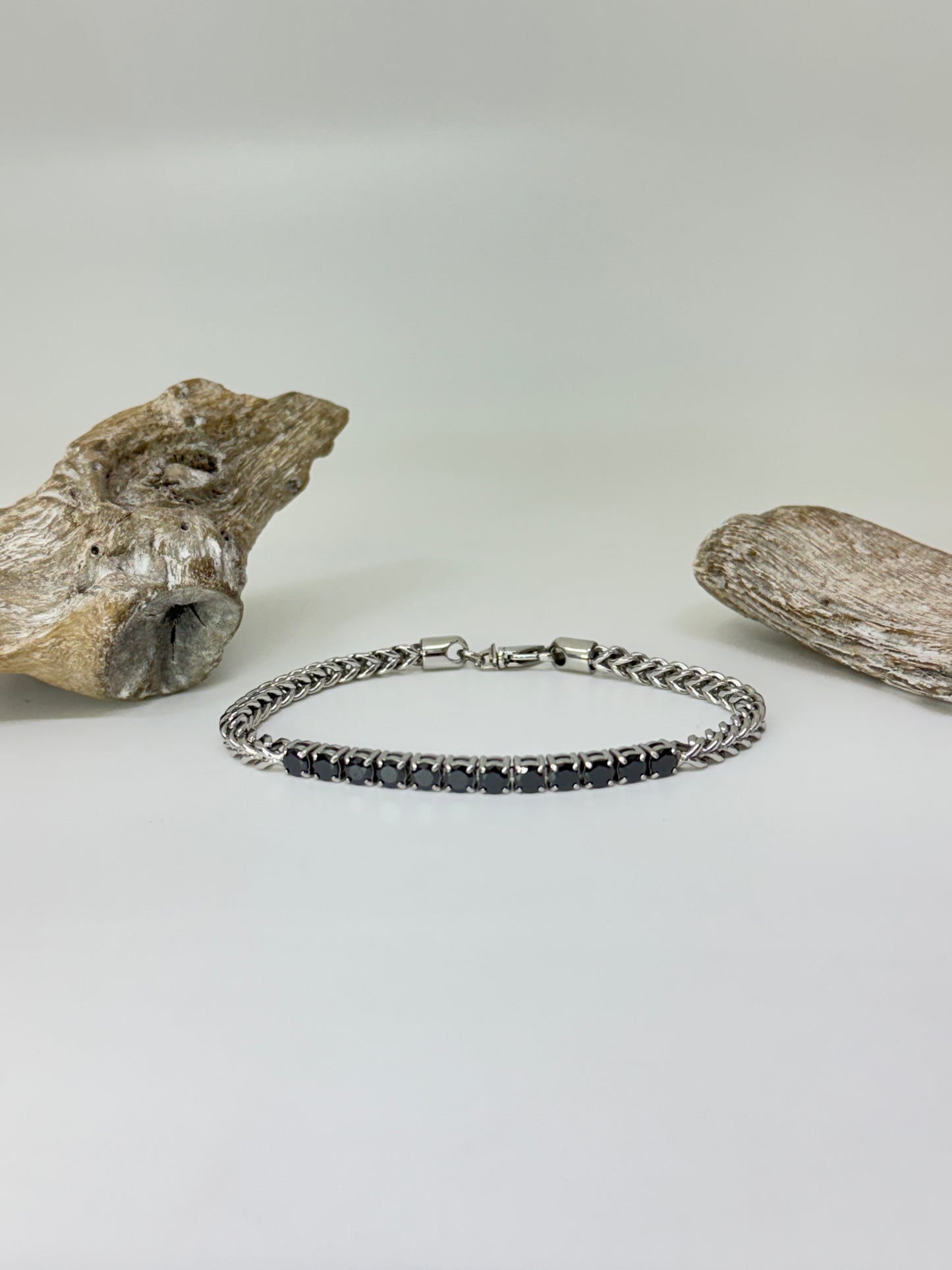Bracelet Acier et Zircon noir dessiné à Montréal Arz Steel Montréal
AS-B477W