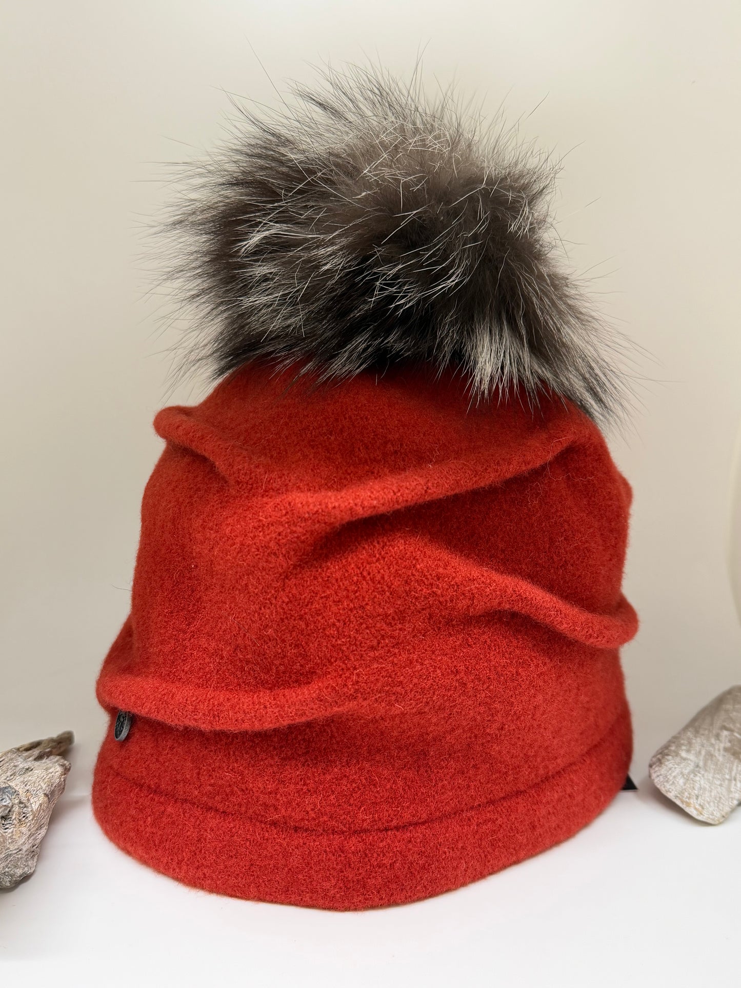 CLARETA ROUGE - CANADIAN HAT BONNET PLISSÉ AVEC POMPON EN FOURRURE RECYCLÉE