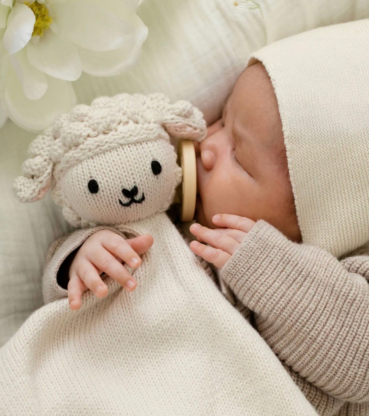 Bébé mouton beige doudou Cuddle + Kind Bébé mouton beige doudou SNGLLAM008