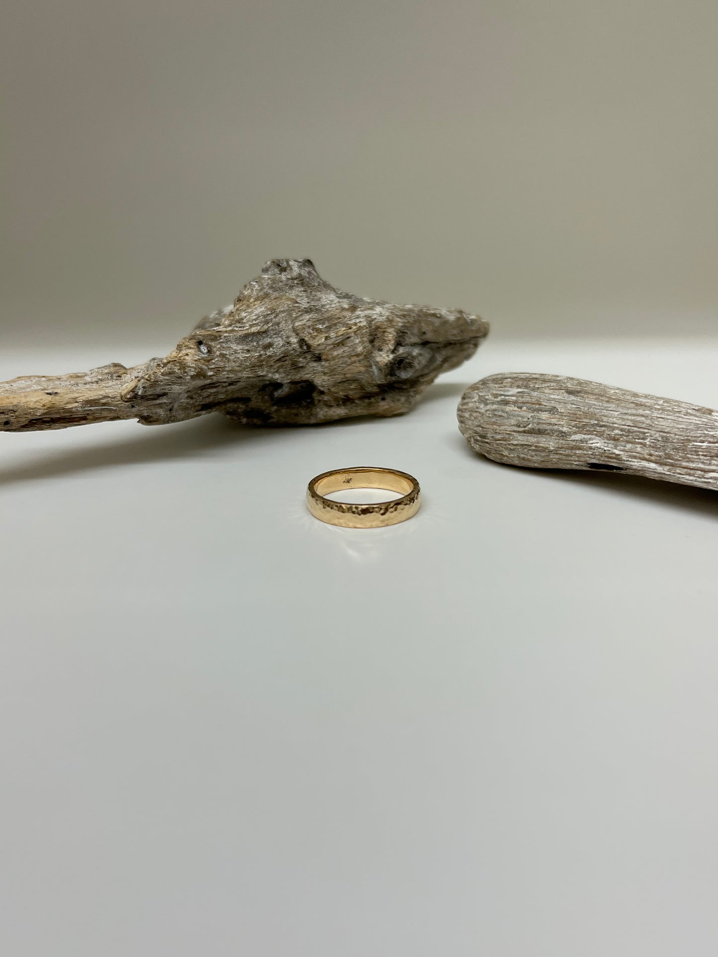 Bague Martelée fine Or 14 carats recyclé Fait en Outaouais