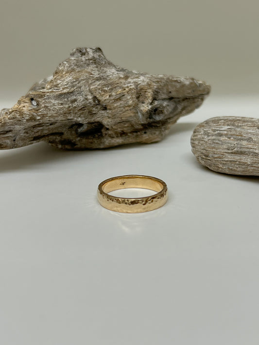 Bague Martelée fine Or 14 carats recyclé Fait en Outaouais