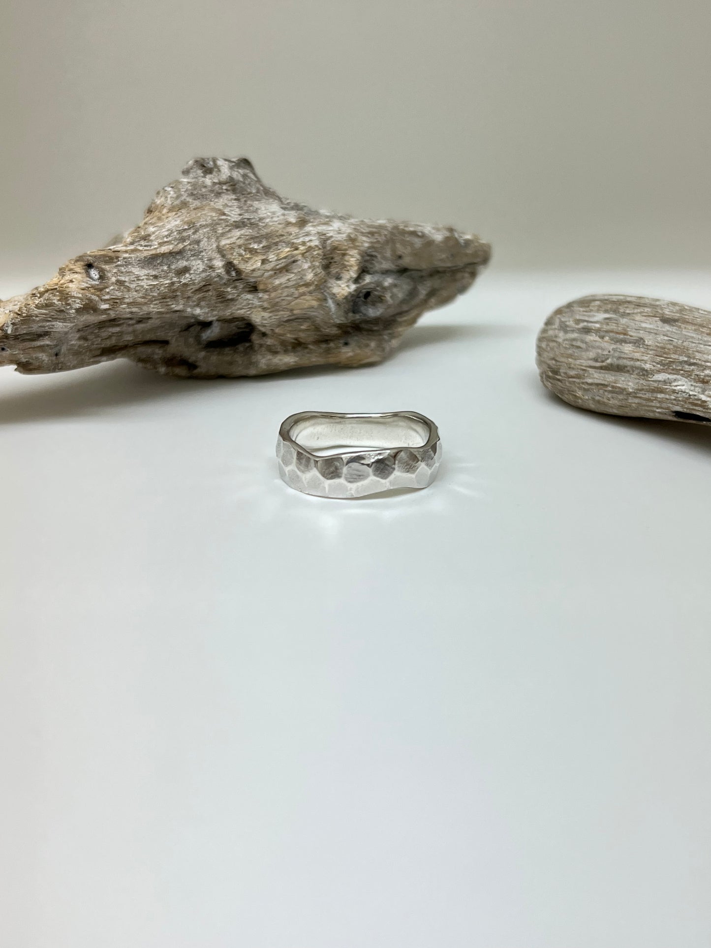 Bague Martelée Argent 925 recyclé Fait en Outaouais Alliance W Jewellery