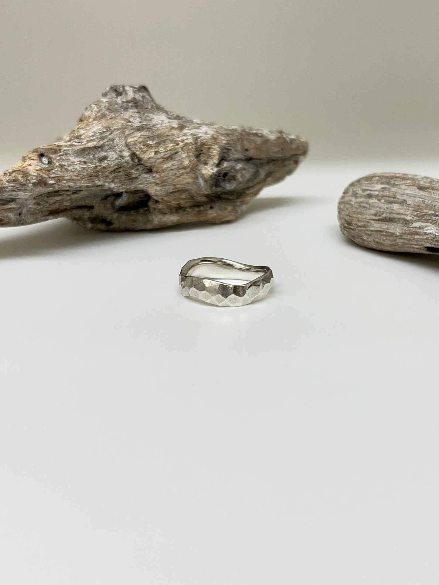 Bague Martelée Argent 925 recyclé Fait en Outaouais Alliance W Jewellery