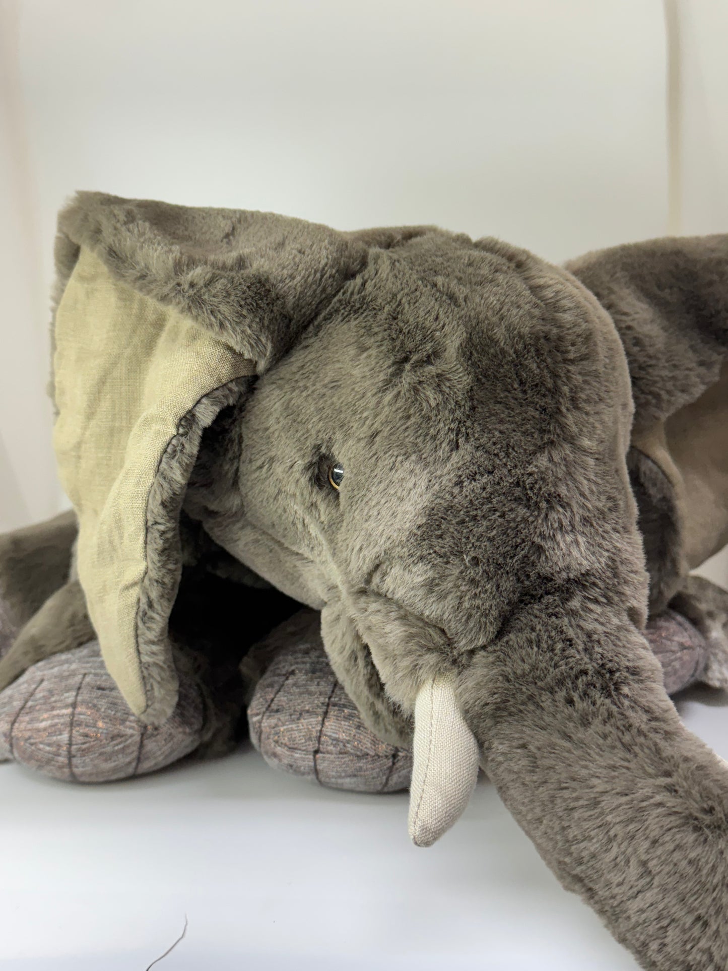 Éléphant, peluche dessinée à Paris