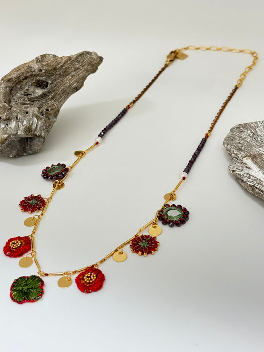 Collier féminin rouge Textile breloque AyalaBar fabriquée au Moyen Orient SE3577