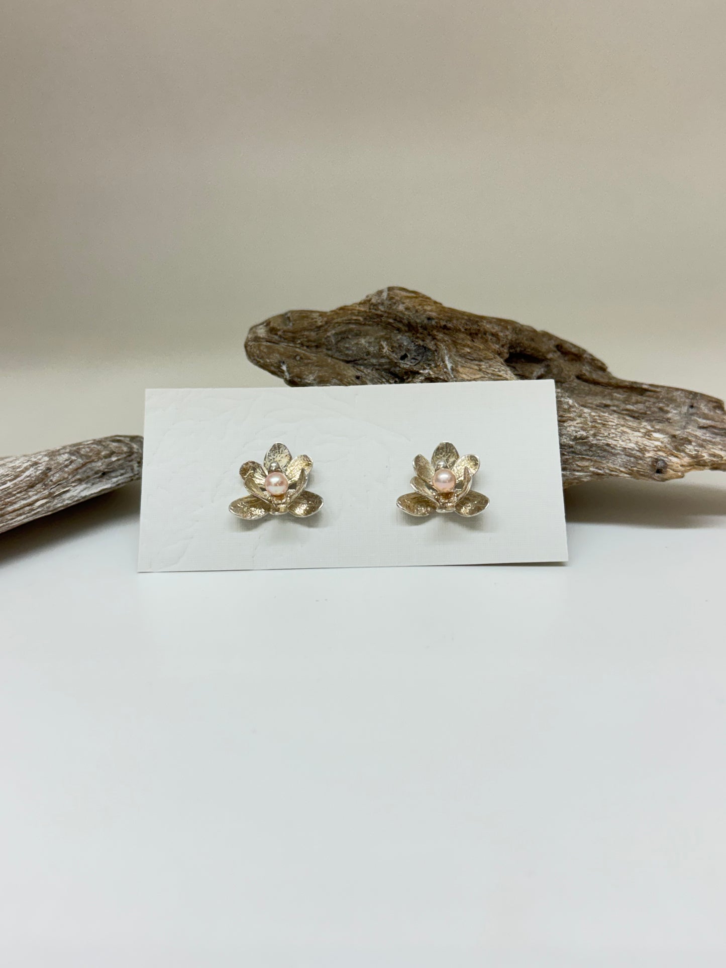 Boucles d'oreilles fixe Orchidée Argent sterling et Perles Fait mains au Québec Amulette par Bénédite Séguin