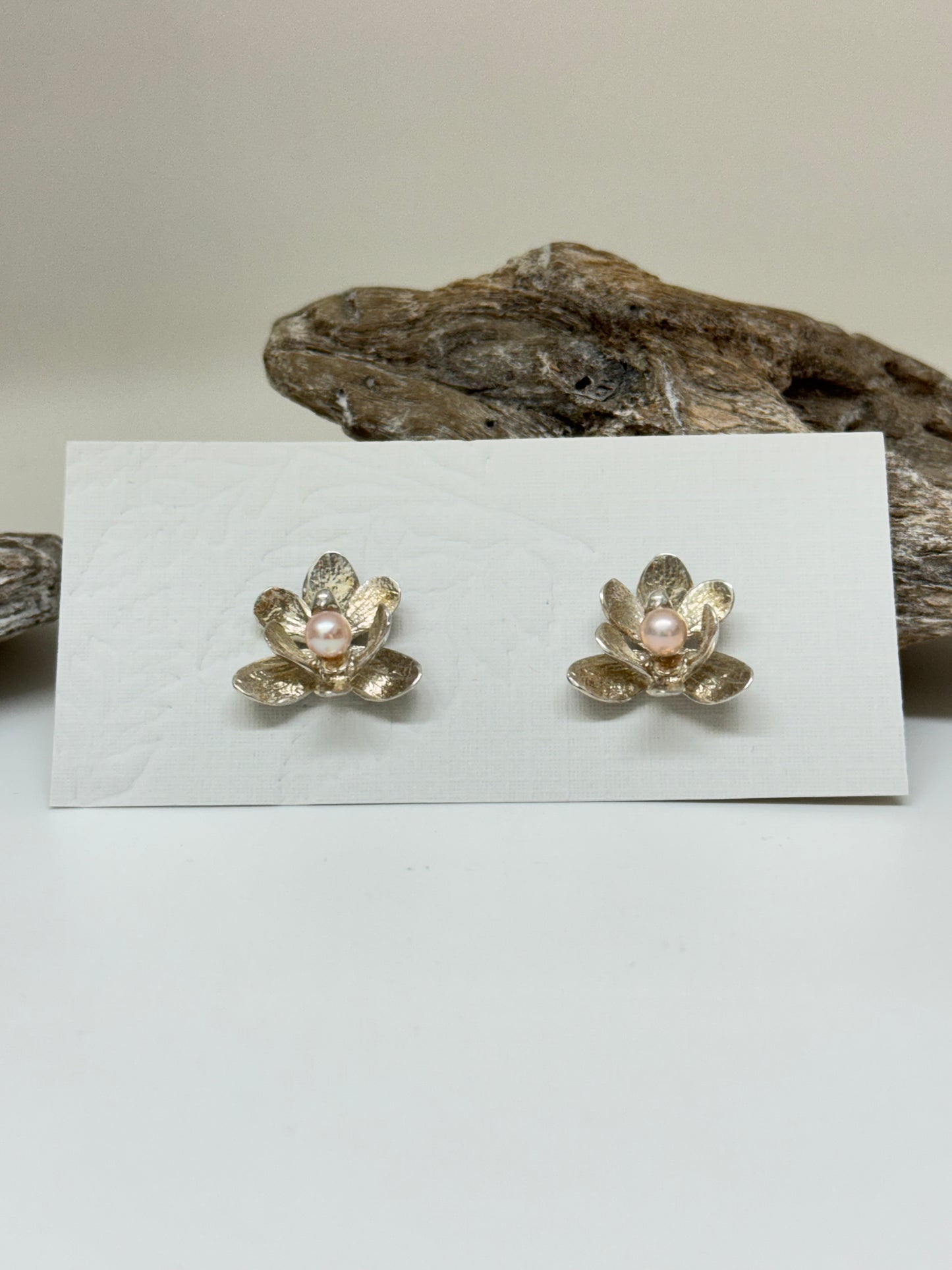 Boucles d'oreilles fixe Orchidée Argent sterling et Perles Fait mains au Québec Amulette par Bénédite Séguin