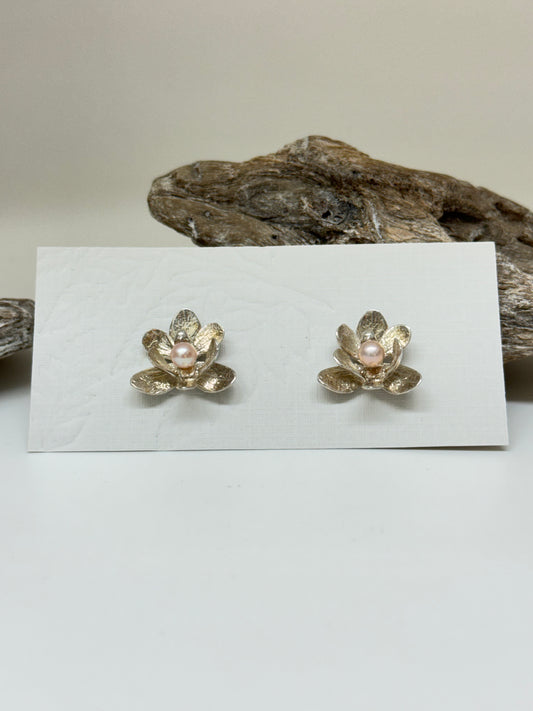 Boucles d'oreilles fixe Orchidée Argent sterling et Perles Fait mains au Québec Amulette par Bénédite Séguin