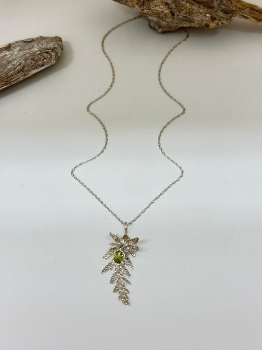 Collier Cèdre pendentif 4 péridot, Thuya occidental H-C-P4-P Amulette par Bénédite Séguin