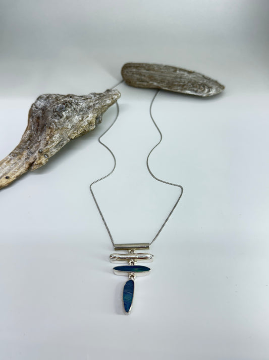 Chaine avec pendentif Opal et Perle baroque Dessinée à Montréal