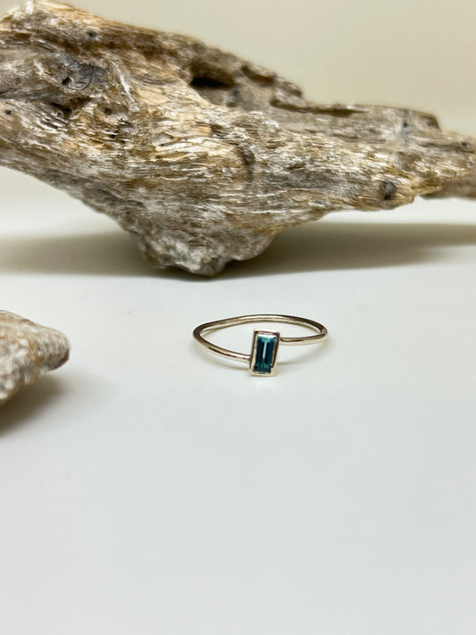 Bague Topaz bleu et argent 925 recyclé Fait main en Outaouais W Jewellery
